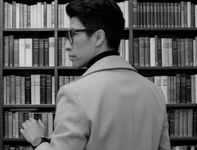 Jun Nun Lee publica su opera prima poética Huérfanos de patria
