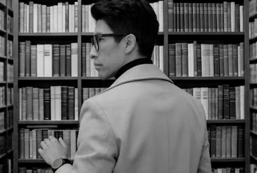Jun Nun Lee publica su opera prima poética Huérfanos de patria